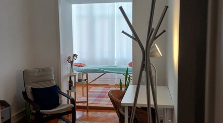 Sala de terapia em Laura Belo (Terapias Integrativas), Lisboa, PT, com mesa de massagem.