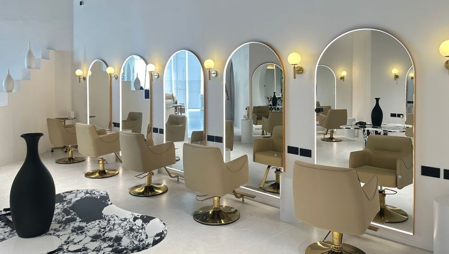 Interior elegante del Elías Guerrero Beauty Salon en Dubái, Dubái, AE, con espejos y sillas modernas.