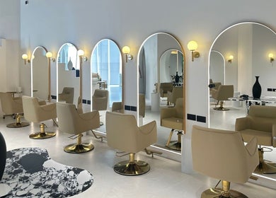 Interior elegante del Elías Guerrero Beauty Salon en Dubái, Dubái, AE, con espejos y sillas modernas.