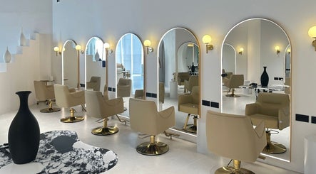 Interior elegante del Elías Guerrero Beauty Salon en Dubái, Dubái, AE, con espejos y sillas modernas.