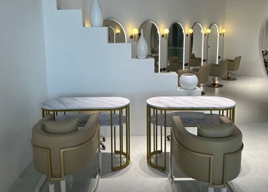 Interior del Elías Guerrero Beauty Salon en Dubái, Dubái, AE con sillas elegantes y espejos iluminados.