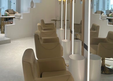 Área de espera elegante en Elías Guerrero Beauty Salon, Dubái, Dubái, AE, con sillas cómodas y decoración minimalista.