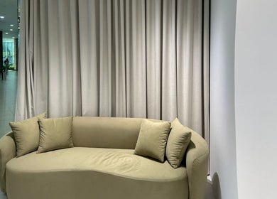 Sofá moderno en Elías Guerrero Beauty Salon, Dubái, Dubái, AE. Elegancia y confort en este espacio acogedor.