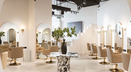 Elegant interior of Elías Guerrero Beauty Salon in Dubái, AE showcasing modern design and sophisticated styling chairs.