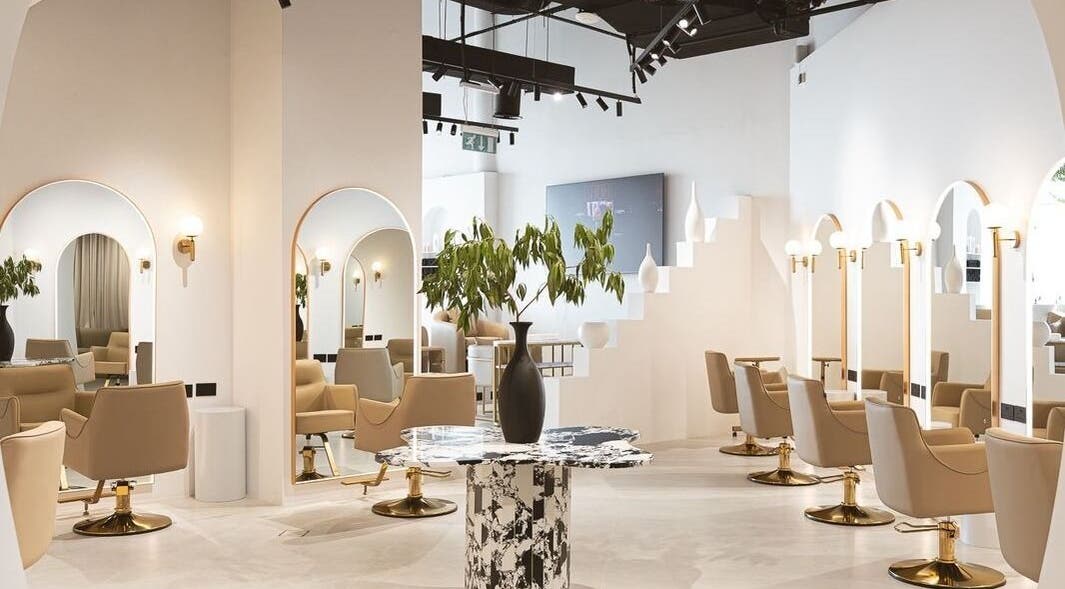 Elegant interior of Elías Guerrero Beauty Salon in Dubái, AE showcasing modern design and sophisticated styling chairs.