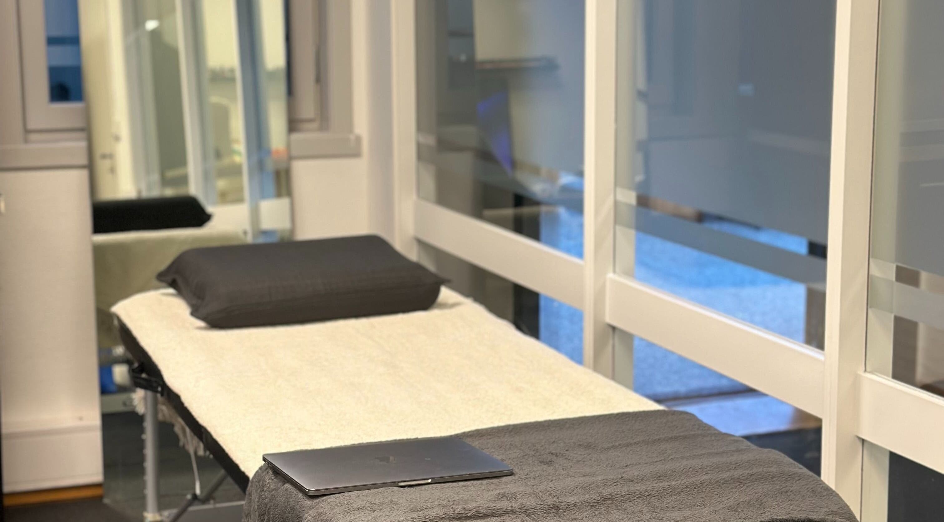 Calm therapy room at Maniq in Nesbru, Akershus, NO, featuring a neatly made treatment bed.