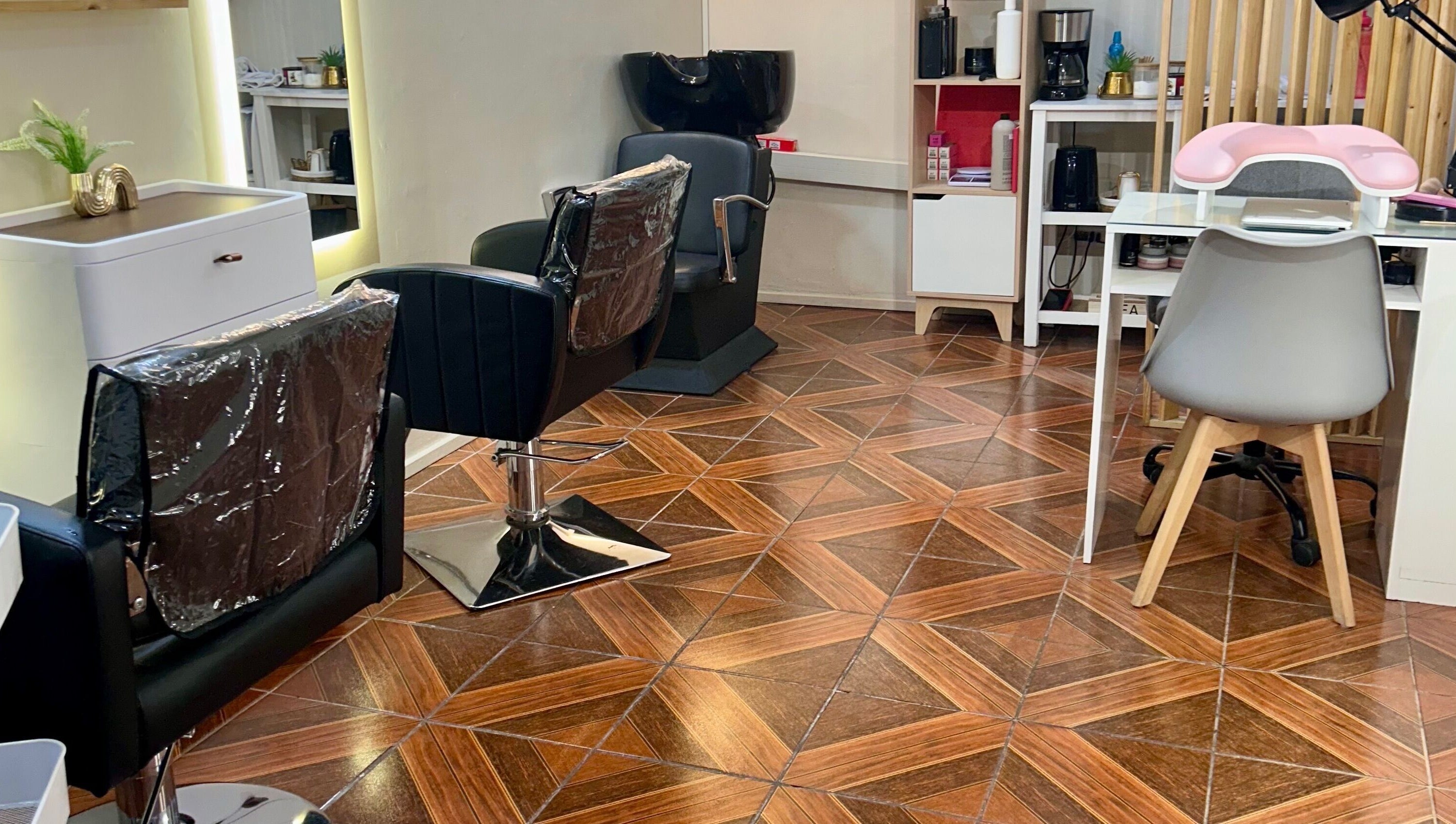 Interior elegante de Yelimar Galanton, Rancagua, O'higgins, CL, con áreas de peluquería y manicura.