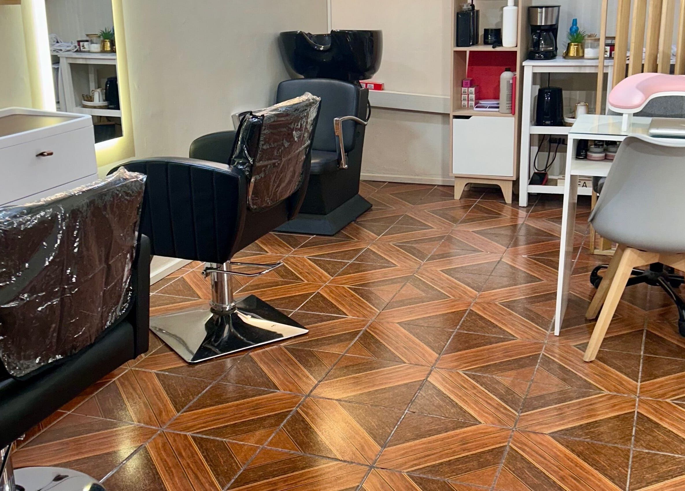 Interior elegante de Yelimar Galanton, Rancagua, O'higgins, CL, con áreas de peluquería y manicura.