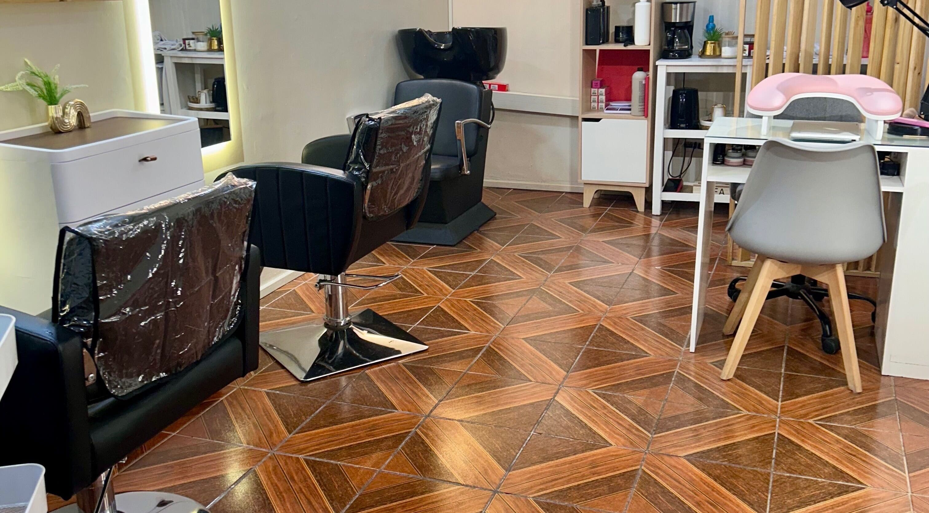 Interior elegante de Yelimar Galanton, Rancagua, O'higgins, CL, con áreas de peluquería y manicura.