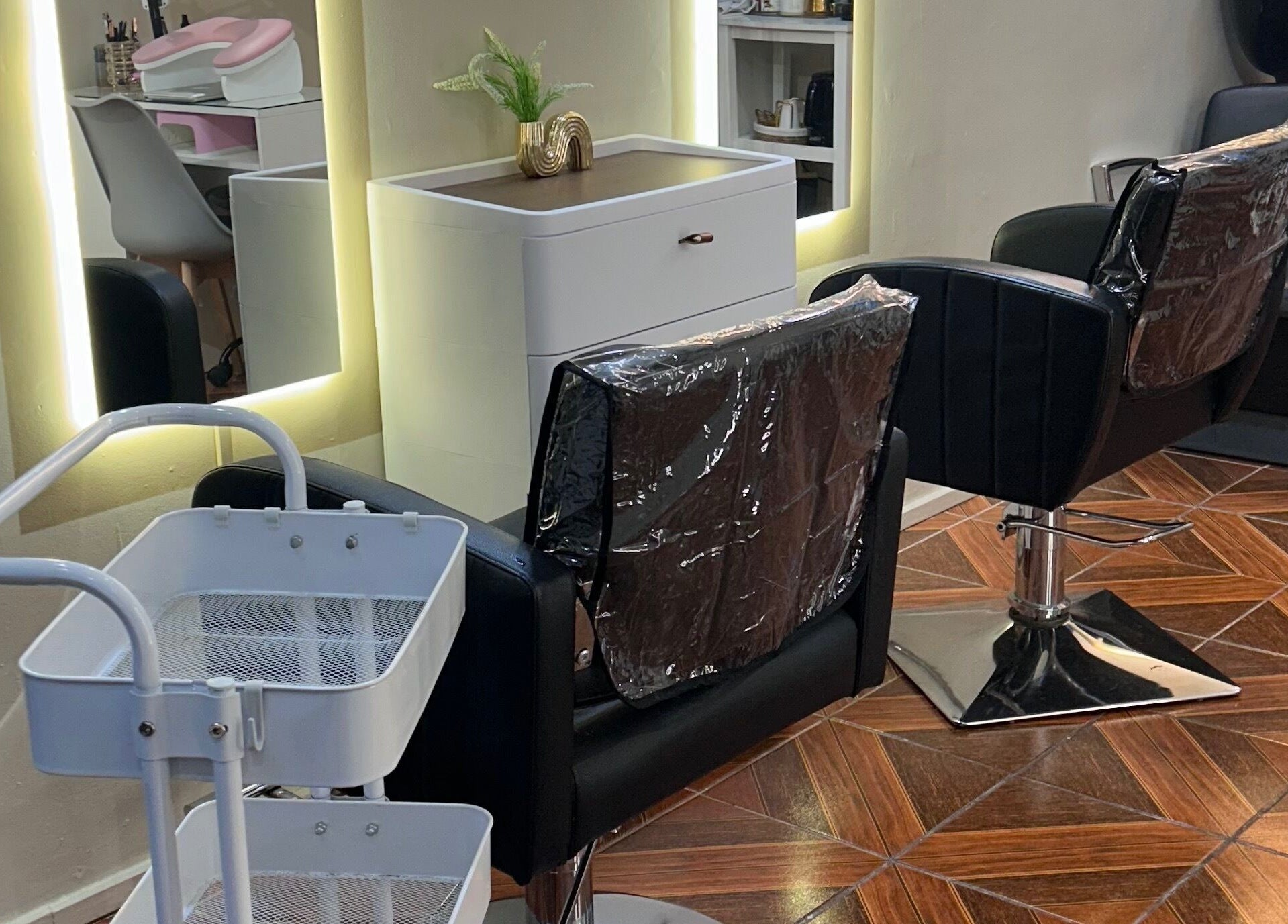 Interior moderno de Yelimar Galanton, Rancagua, O'higgins, CL, con sillas de peluquería contemporáneas.