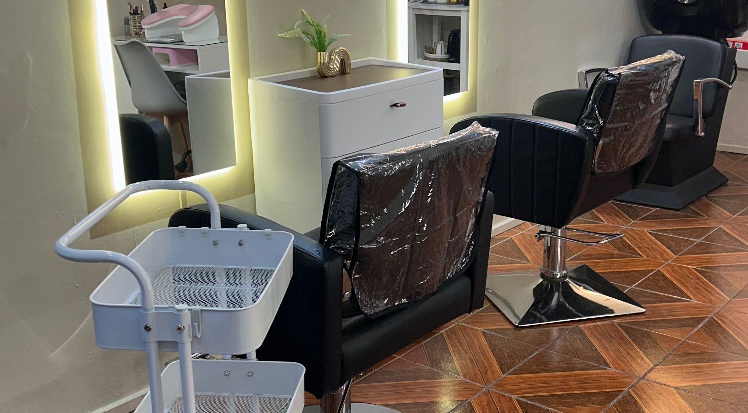 Interior moderno de Yelimar Galanton, Rancagua, O'higgins, CL, con sillas de peluquería contemporáneas.