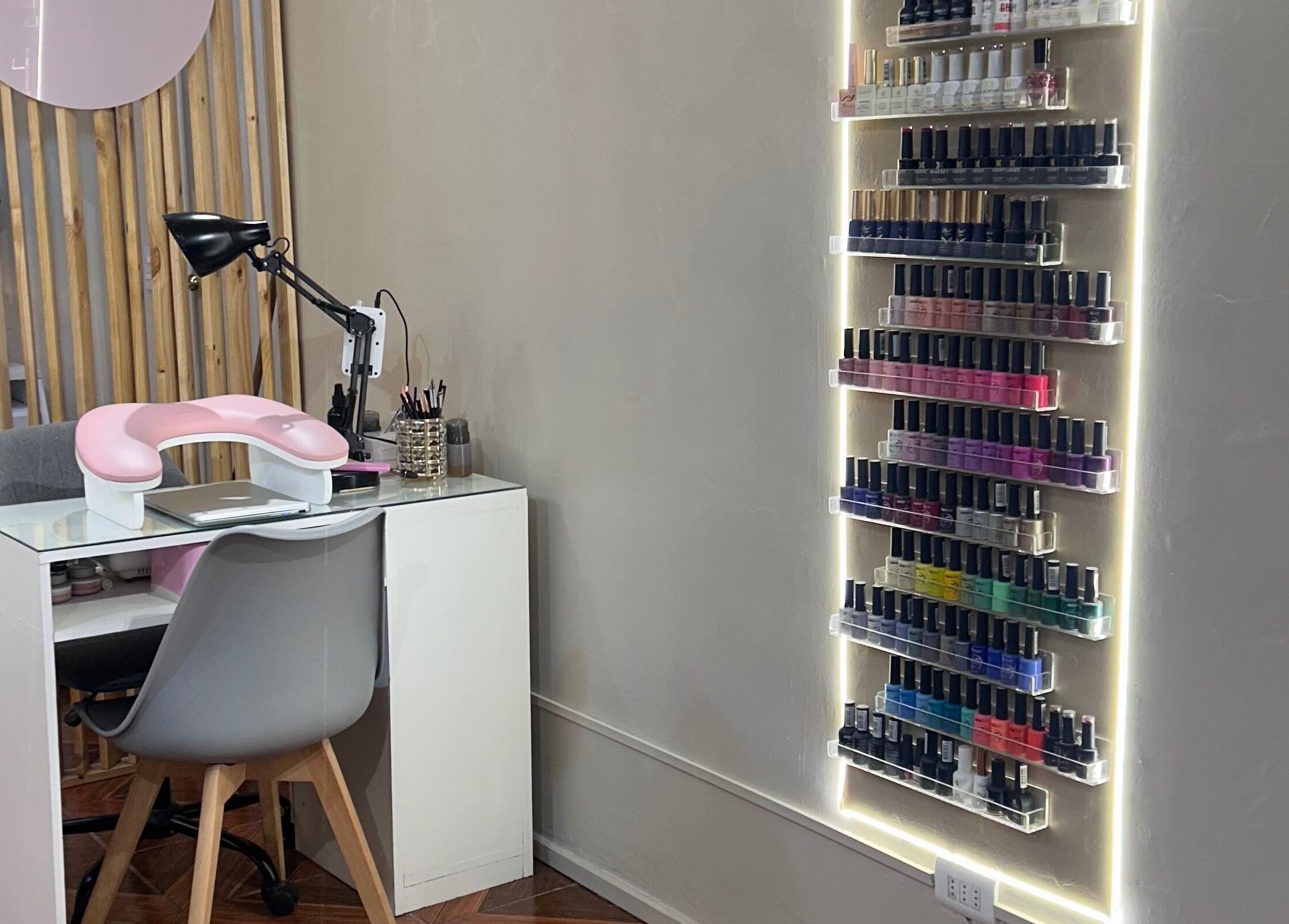 Espacio para manicura en Yelimar Galanton, Rancagua, O'Higgins, CL con amplia gama de esmaltes.