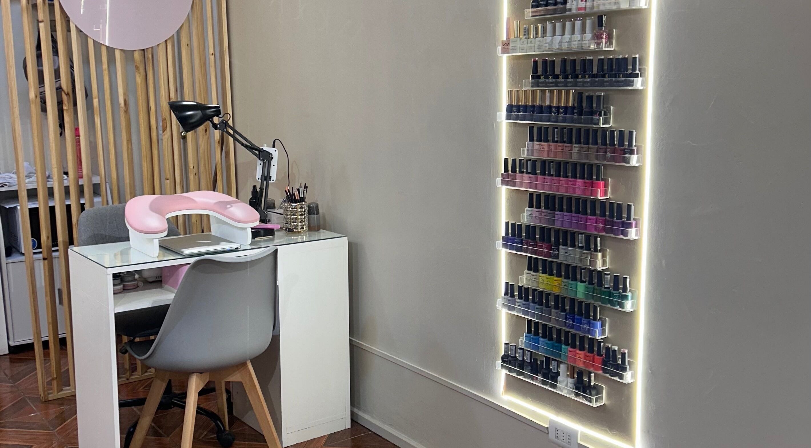 Espacio para manicura en Yelimar Galanton, Rancagua, O'Higgins, CL con amplia gama de esmaltes.