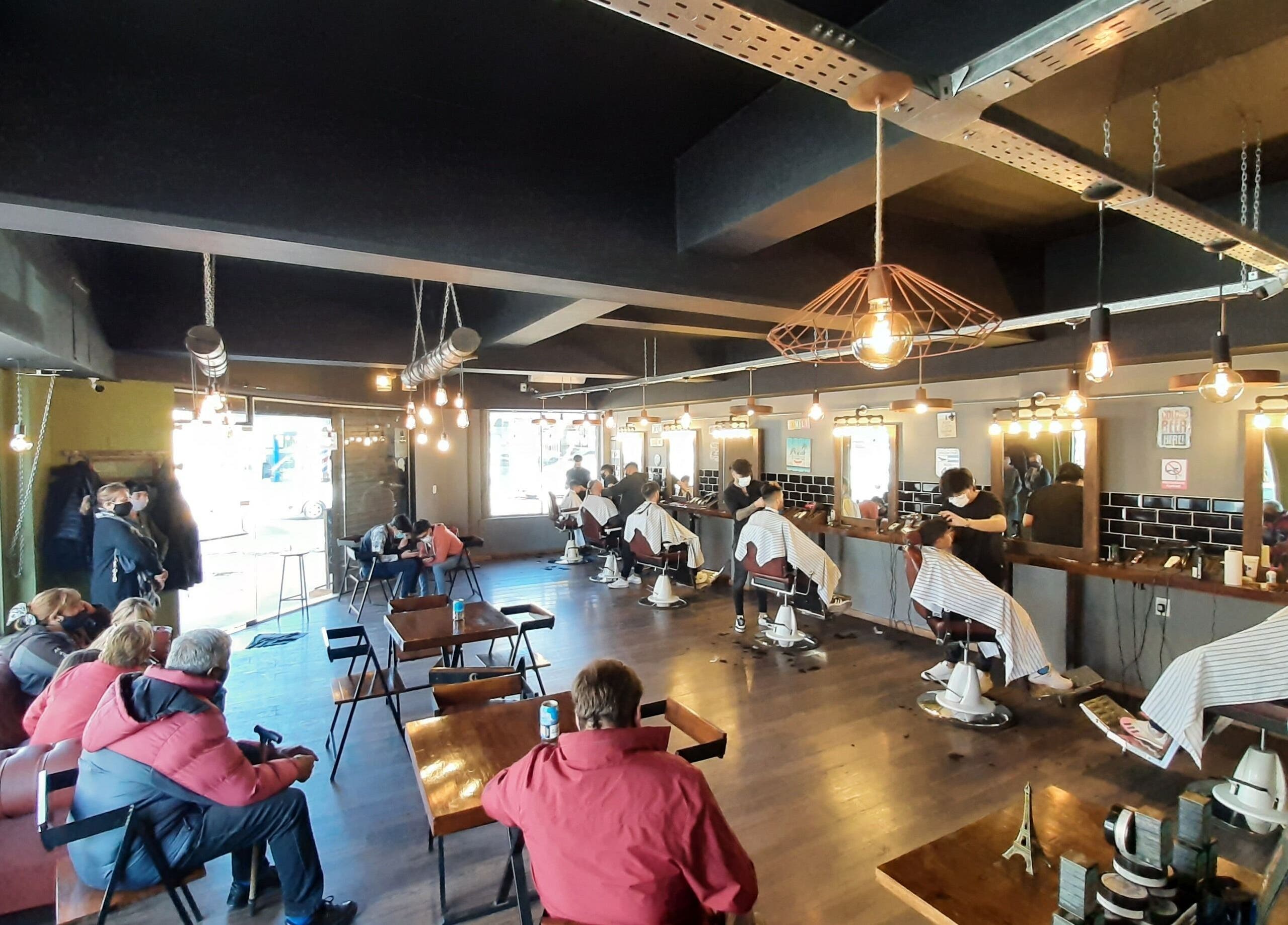 Salón de belleza Bacanes en San Juan, San Juan, AR con clientes y estilistas en acción.