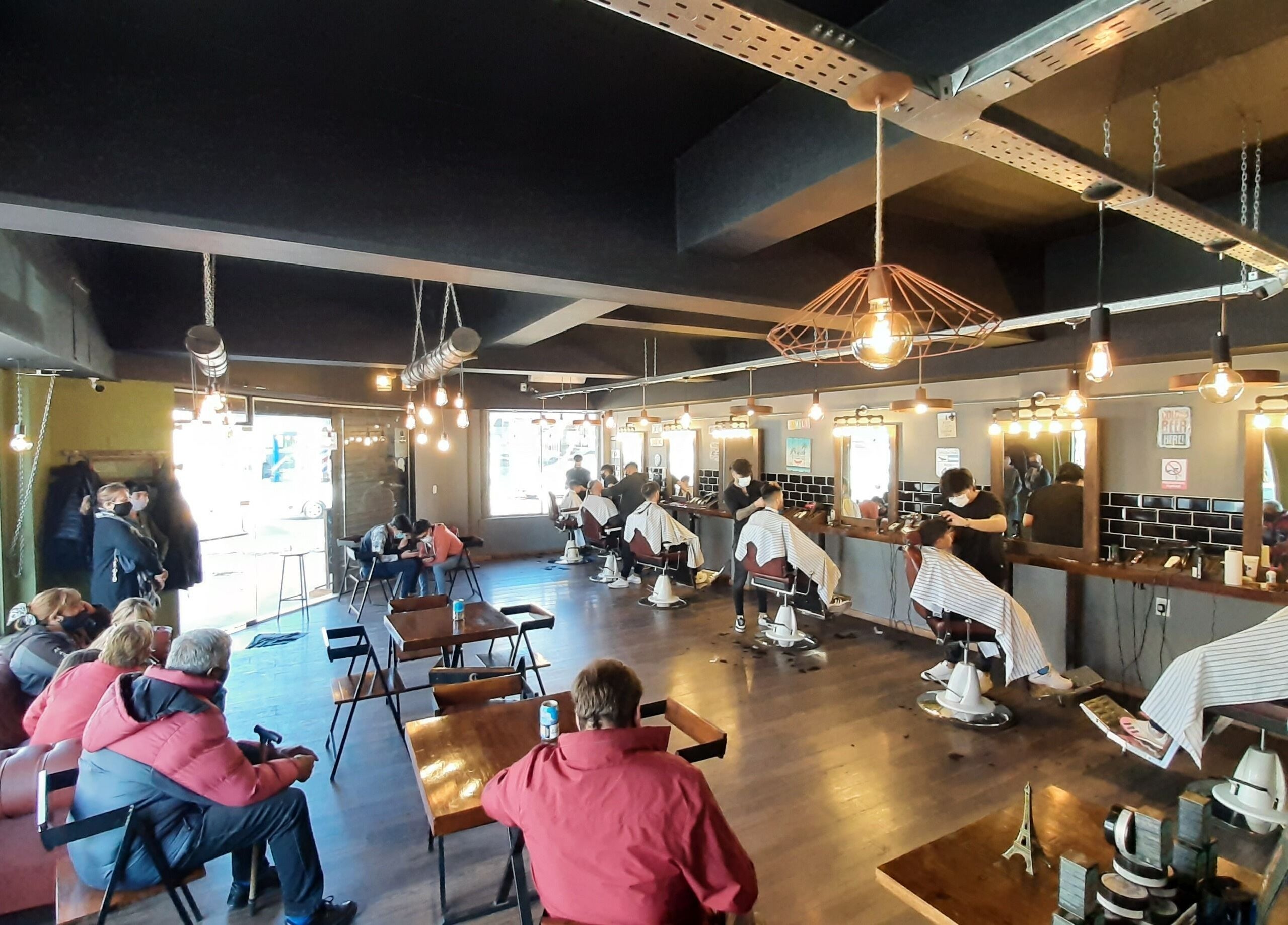 Salón de belleza Bacanes en San Juan, San Juan, AR con clientes y estilistas en acción.