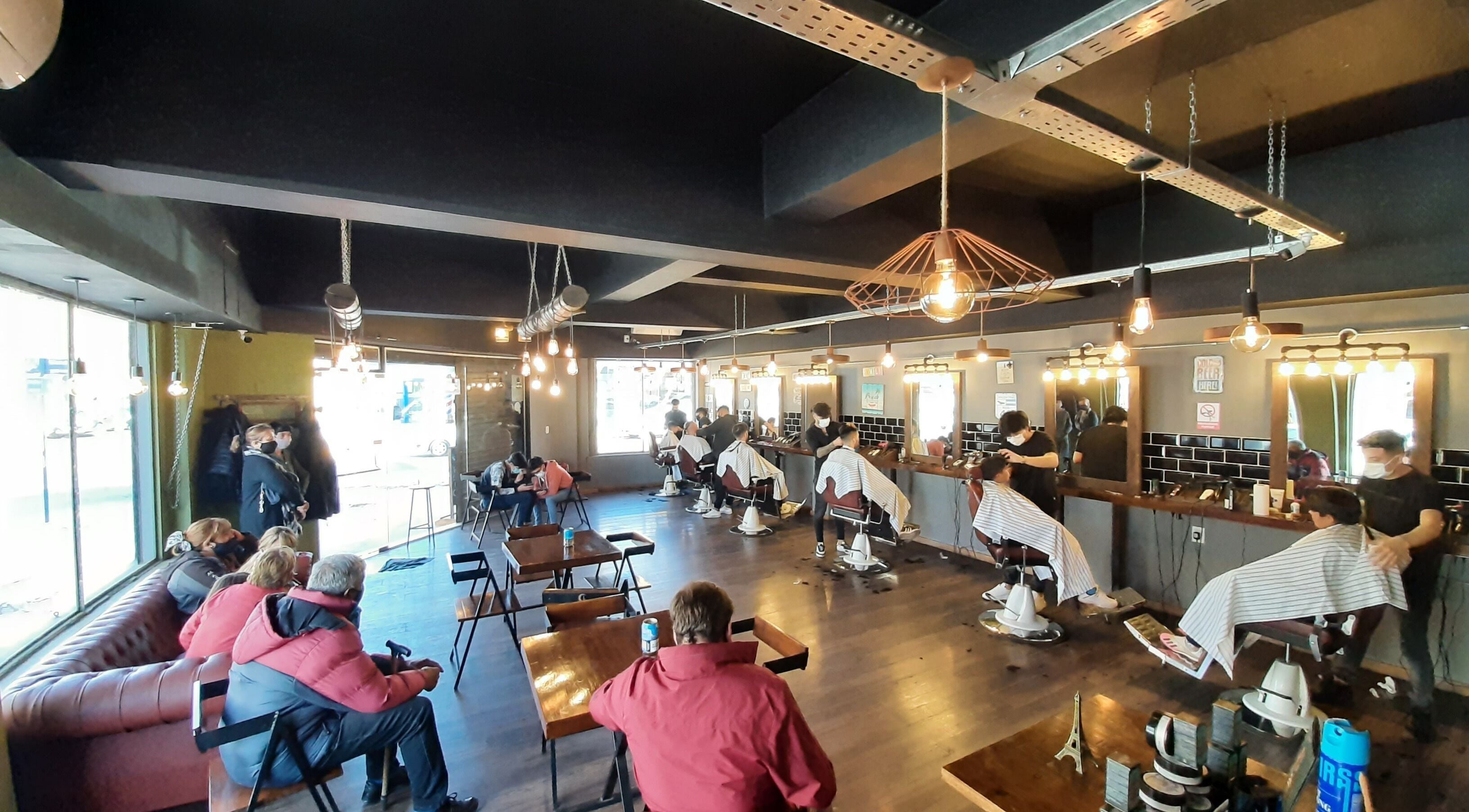 Salón de belleza Bacanes en San Juan, San Juan, AR con clientes y estilistas en acción.