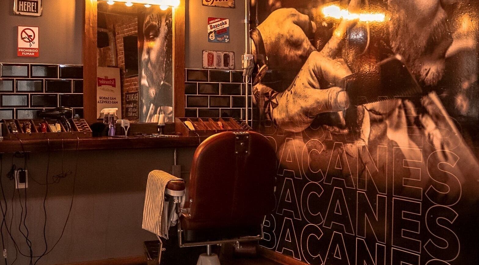 Sofisticado interior de Bacanes en San Juan, San Juan, AR con silla de barbería clásica iluminada.