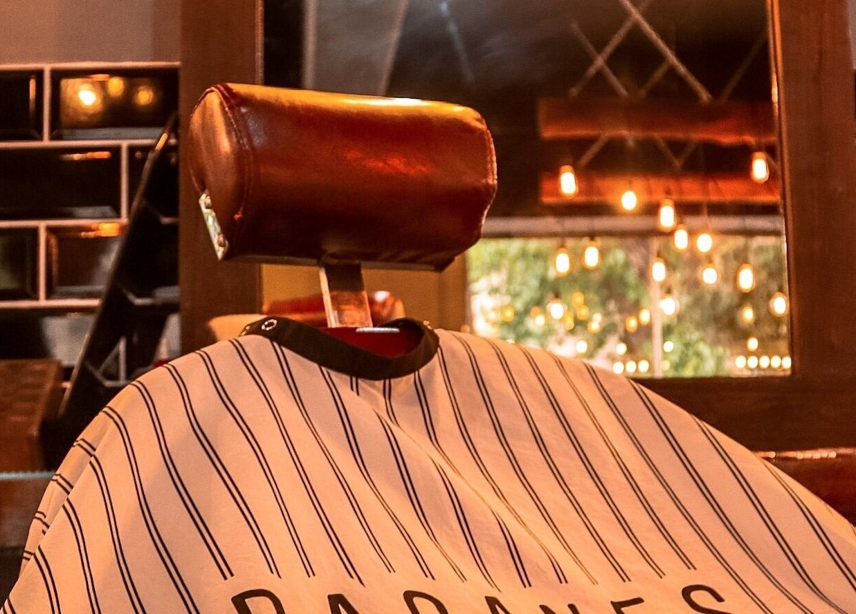 Silla de barbero vintage en Bacanes, San Juan, San Juan, AR. Ambiente acogedor y estilizado.