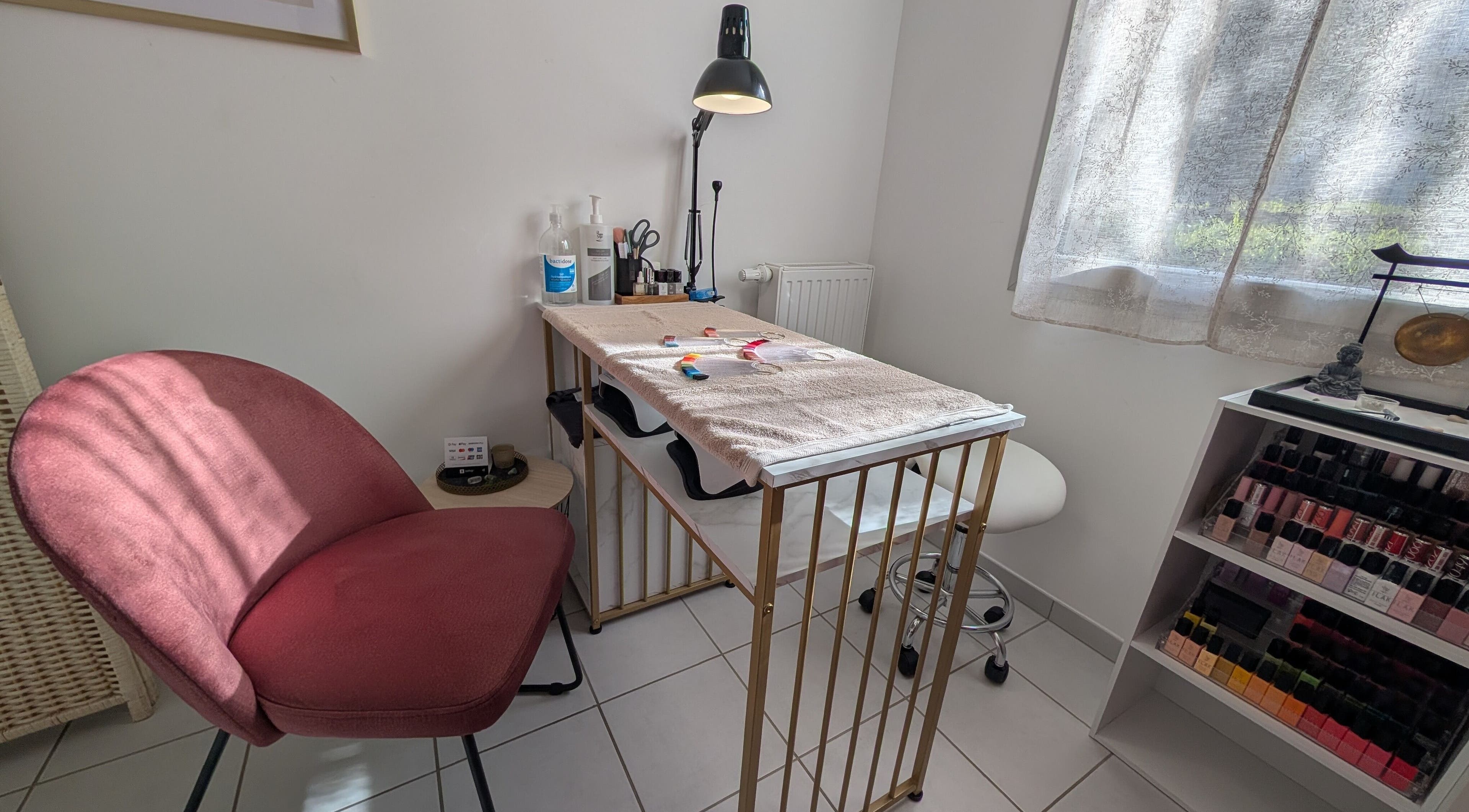 Coin manucure chez Beauty Avenue, Poitiers, Nouvelle-Aquitaine, FR, avec fauteuil confortable et étagère de vernis.