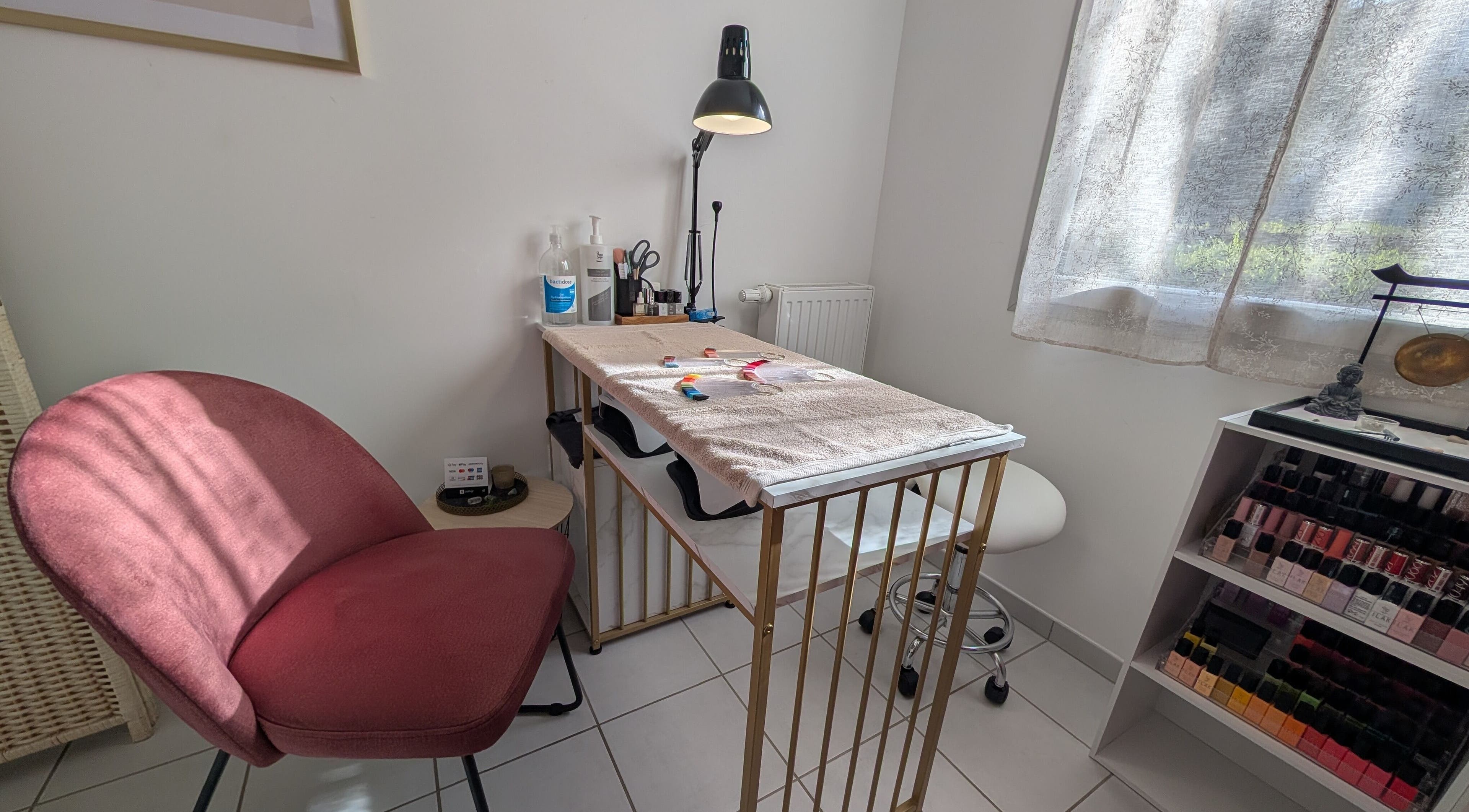 Espace manucure lumineux chez Beauty Avenue, Poitiers, Nouvelle-Aquitaine, FR.