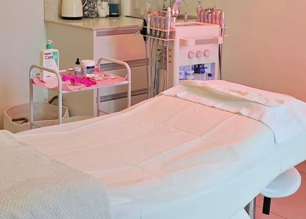 Lux Beauty Clinic treatment room in Paramaribo, featuring a spa bed and beauty equipment.