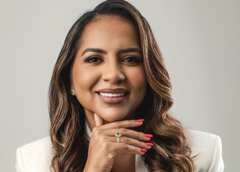 Retrato de mujer sonriente en Sandra’s Style & Art SALIÑA, Willemstad, Curaçao, CW.