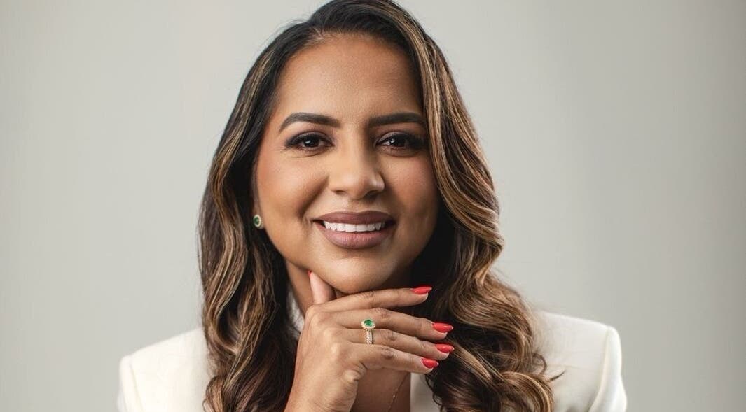 Retrato de mujer sonriente en Sandra’s Style & Art SALIÑA, Willemstad, Curaçao, CW.