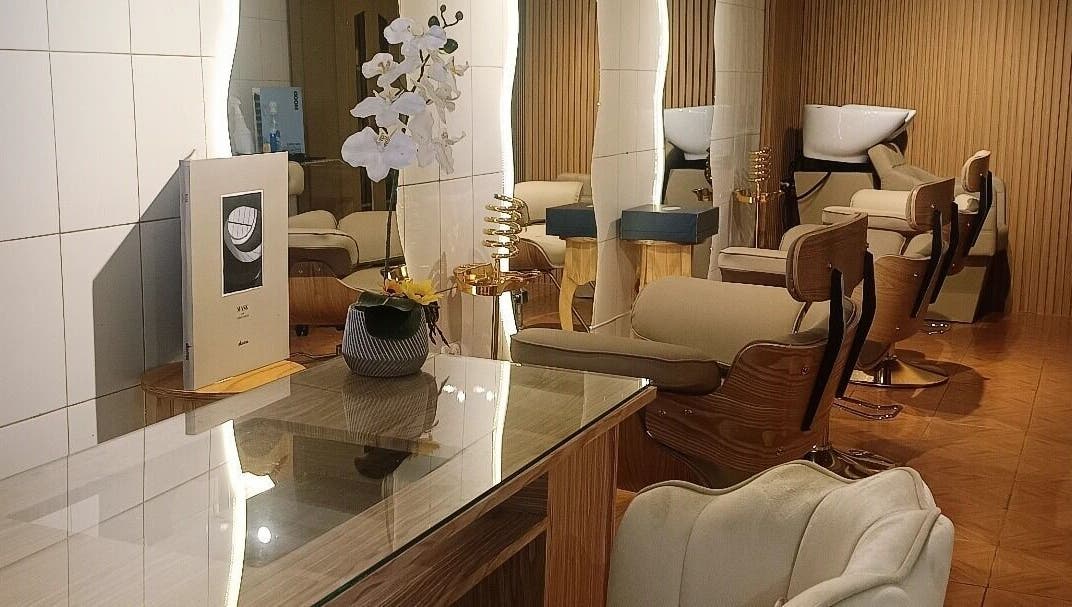 Interior elegante de Salón FC en Copiapó, Atacama, CL, con sillas cómodas y decoración moderna.