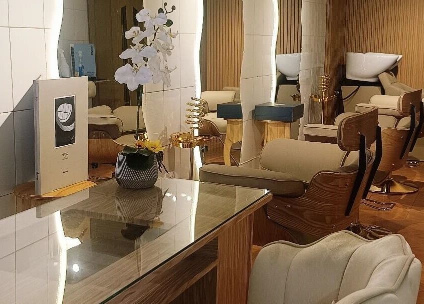 Interior elegante de Salón FC en Copiapó, Atacama, CL, con sillas cómodas y decoración moderna.