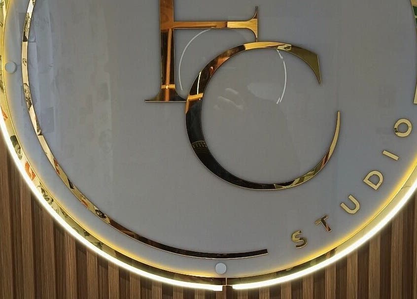 Logo iluminado de Salón FC en Copiapó, Atacama, CL, destacando en su moderno diseño.