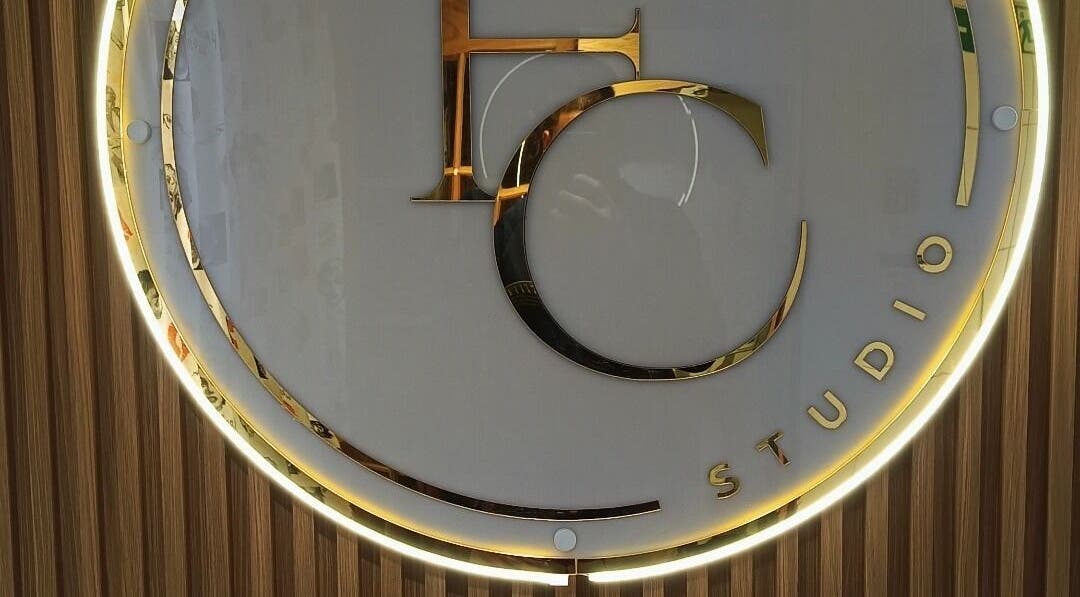 Logo iluminado de Salón FC en Copiapó, Atacama, CL, destacando en su moderno diseño.