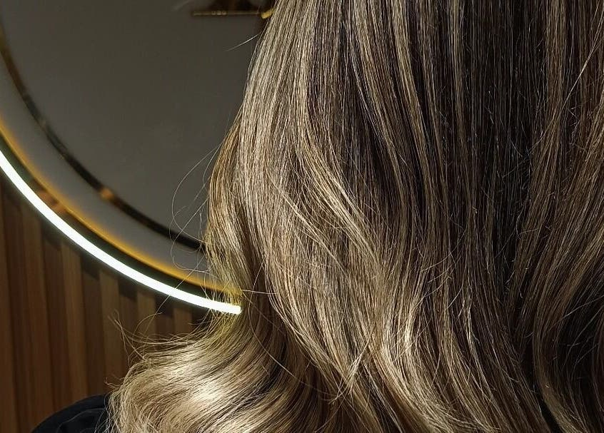Cabello con reflejos dorados en Salón FC, Copiapó, Atacama, CL.