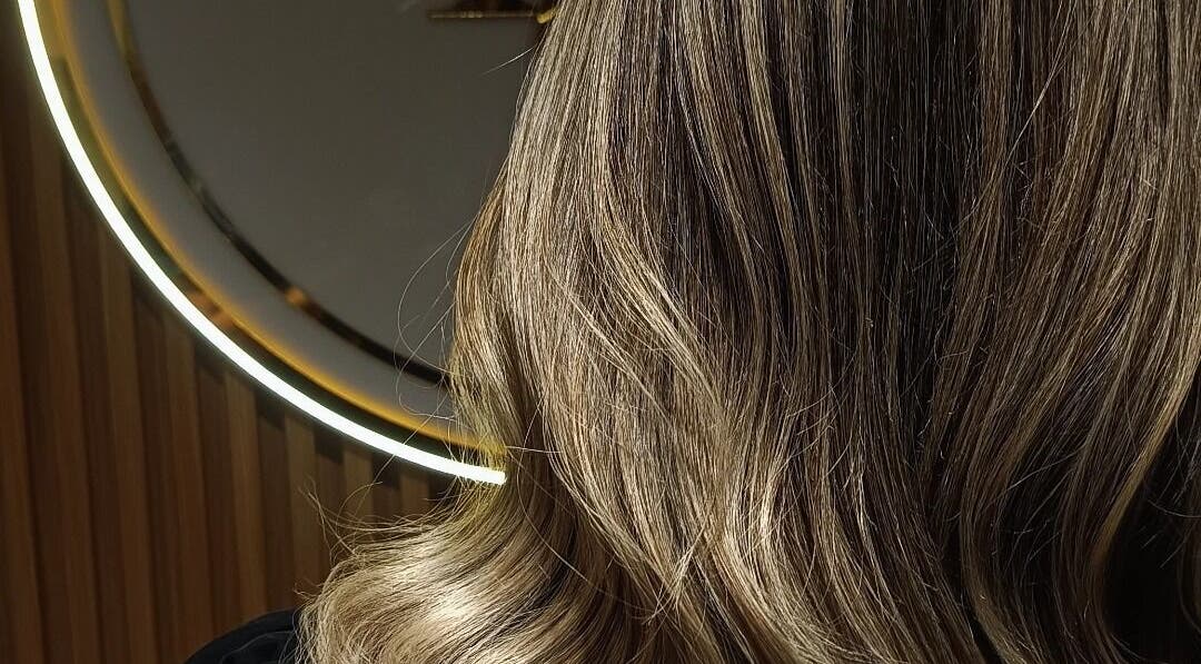 Cabello con reflejos dorados en Salón FC, Copiapó, Atacama, CL.