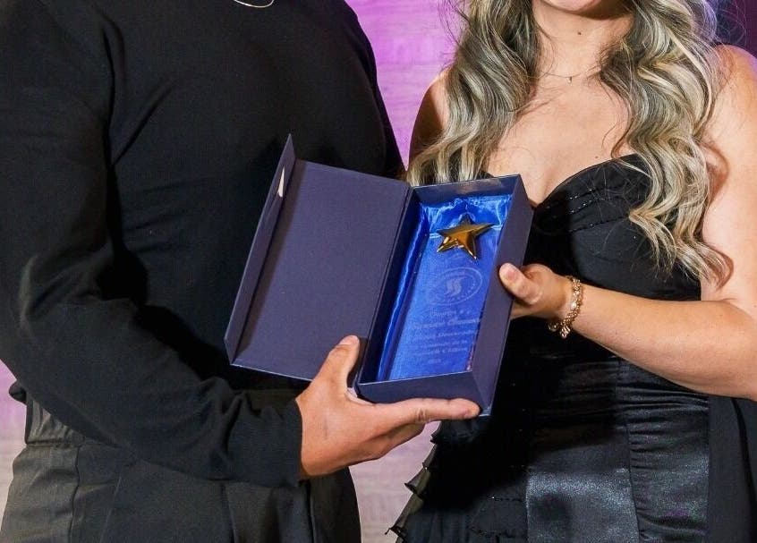 Premiación en Salón FC, Copiapó, Atacama, CL con estrella dorada en caja azul.