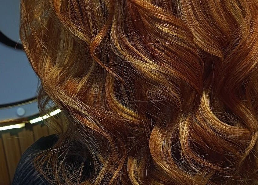 Cabello con rizos brillantes en Salón FC, Copiapó, Atacama, CL.