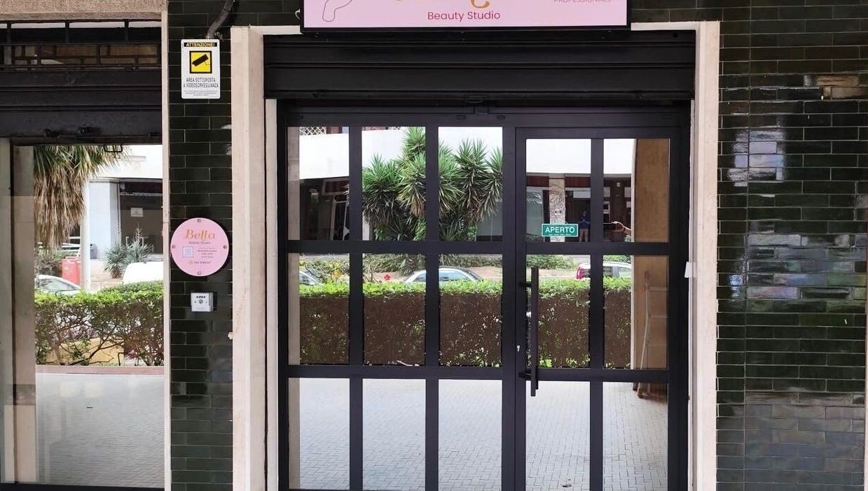Ingresso di Beauty Studio BELLA a Cagliari, Sardegna, IT con porta a vetri moderna.