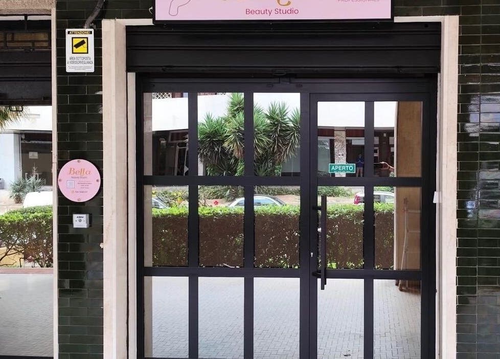 Ingresso di Beauty Studio BELLA a Cagliari, Sardegna, IT con porta a vetri moderna.