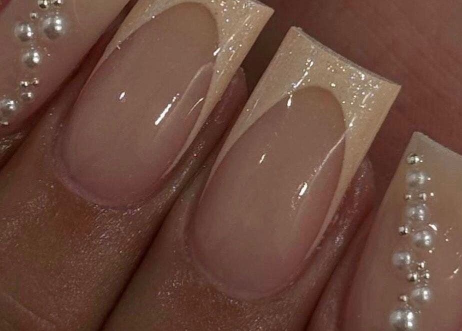 Unghie eleganti con perline a Beauty Studio BELLA, Cagliari, Sardegna, IT.