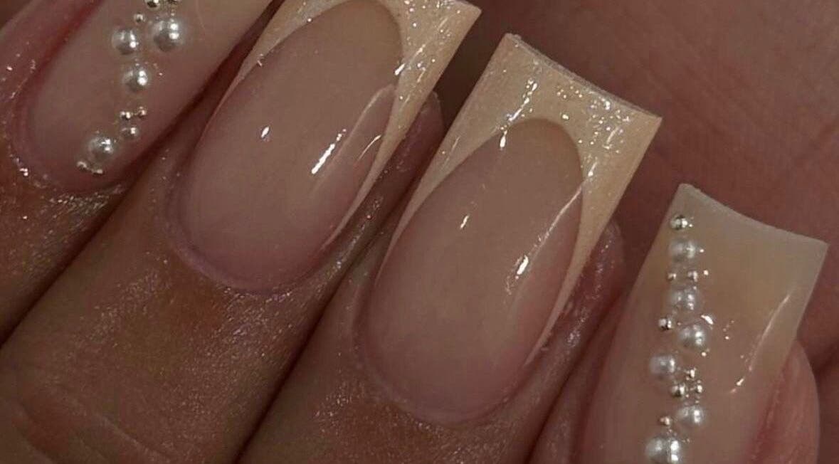 Unghie eleganti con perline a Beauty Studio BELLA, Cagliari, Sardegna, IT.