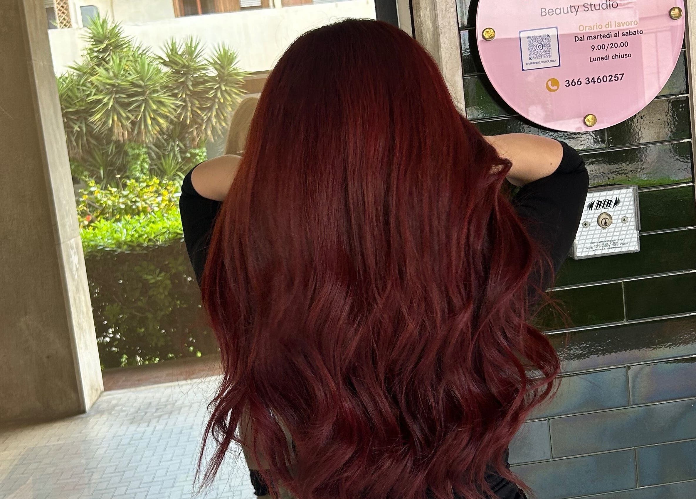 Capelli rossi lunghi e mossi al Beauty Studio BELLA, Cagliari, Sardegna, IT.