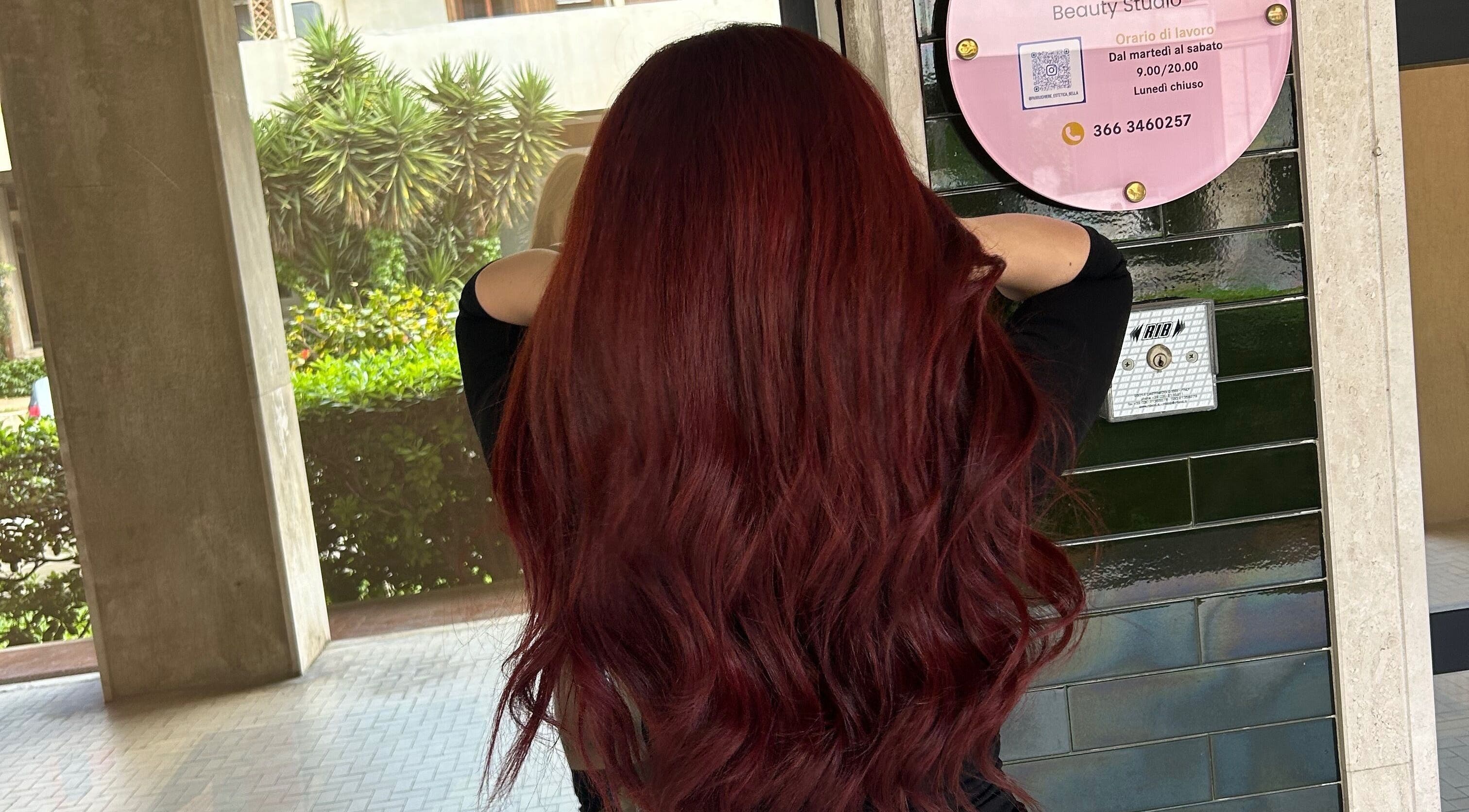 Capelli rossi lunghi e mossi al Beauty Studio BELLA, Cagliari, Sardegna, IT.