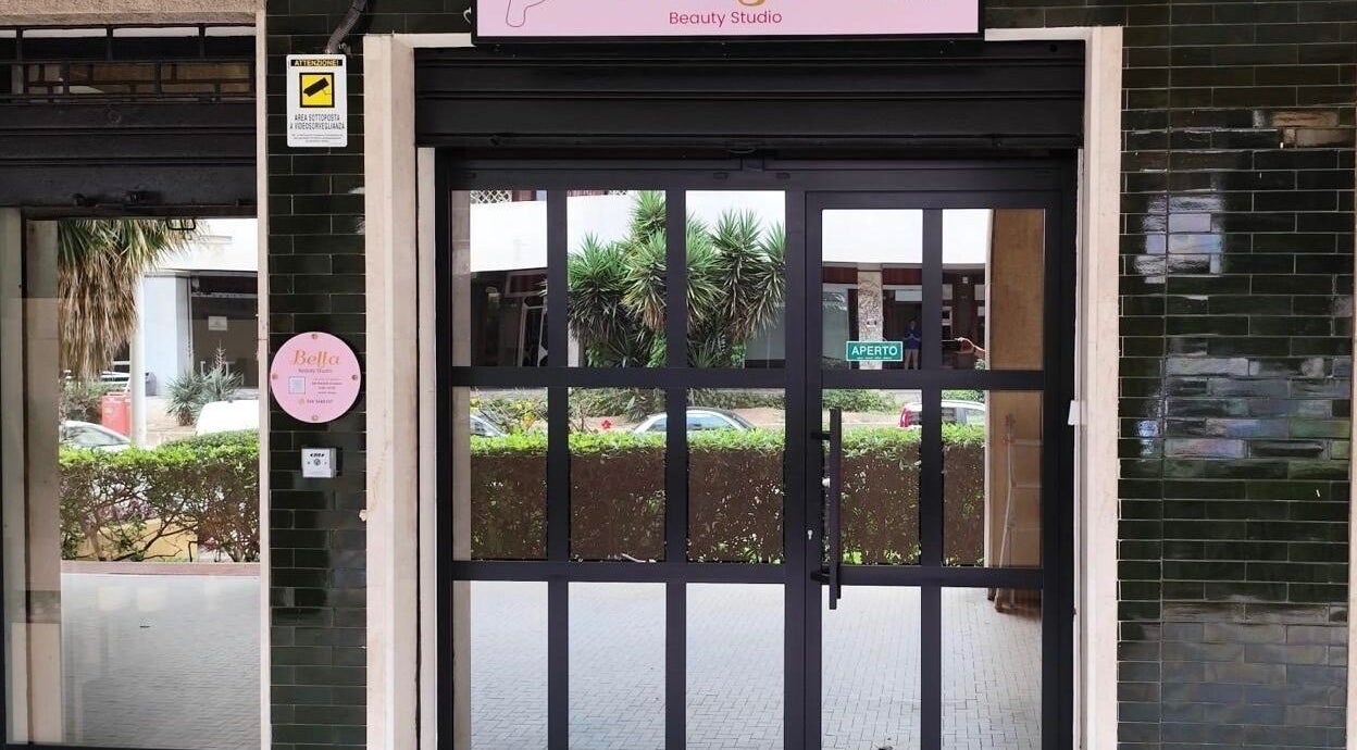 Ingresso al Beauty Studio BELLA a Cagliari, Sardegna, IT, con porta moderna e insegna sopra.