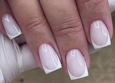 Manucure française élégante au salon Top Nail, Paris, Île-de-France, FR.