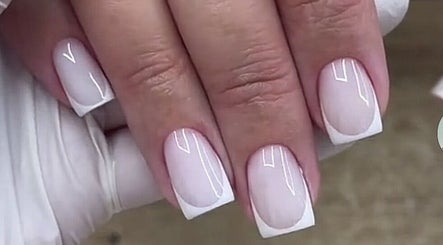 Manucure française élégante au salon Top Nail, Paris, Île-de-France, FR.