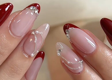Ongles élégants avec des décorations rubis à Top Nail, Paris, Île-de-France, FR.