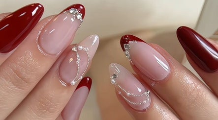 Ongles élégants avec des décorations rubis à Top Nail, Paris, Île-de-France, FR.