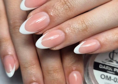 Manucure élégante chez Top Nail, Paris, Île-de-France, FR, avec ongles à la française nuancée.