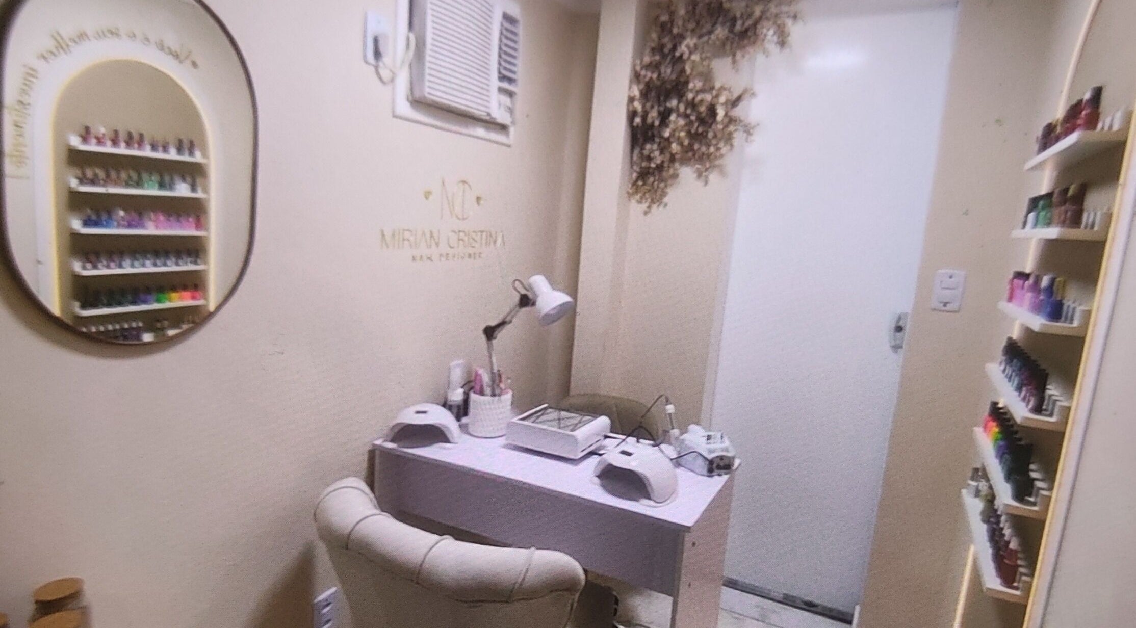 Elegante salón de Karma Nails by Sandra, Montevideo, con decoración acogedora y esmaltes organizados.