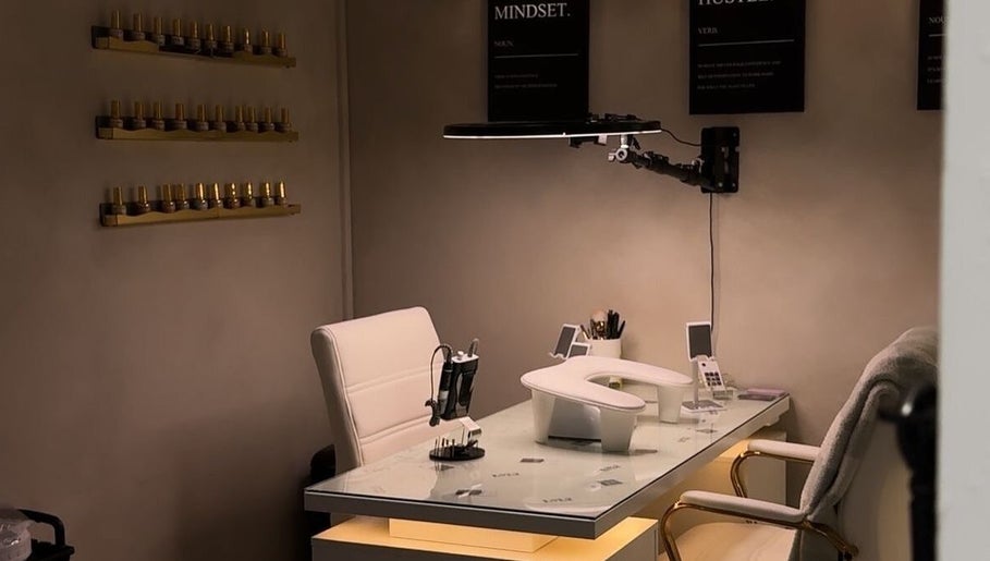 Маникюрный стол _mk.beauty_studio_ в Эдмонтоне, Альберта, CA с современным дизайном