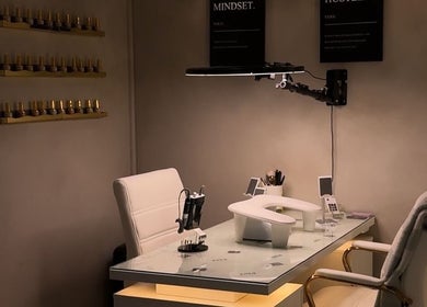 Маникюрный стол _mk.beauty_studio_ в Эдмонтоне, Альберта, CA с современным дизайном